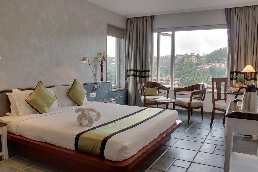 מלון פאנג'י The Fern Residency, Miramar מראה חיצוני תמונה